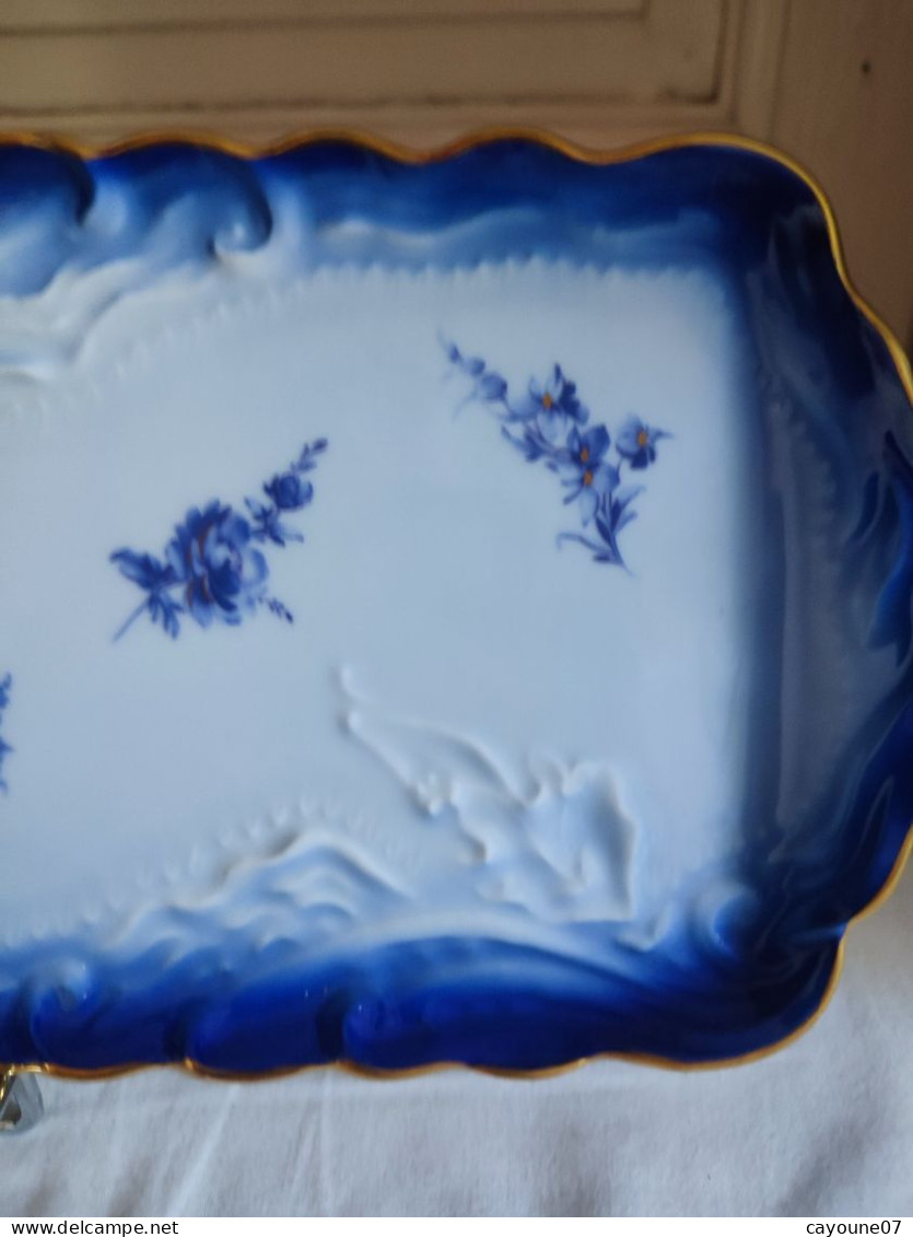 Tharaud porcelaine  de Limoges plat à cake bleu de four et fleurs dont roses