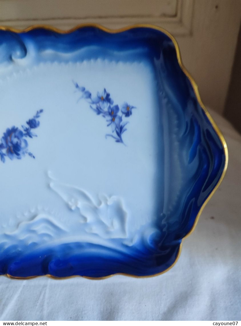 Tharaud porcelaine  de Limoges plat à cake bleu de four et fleurs dont roses