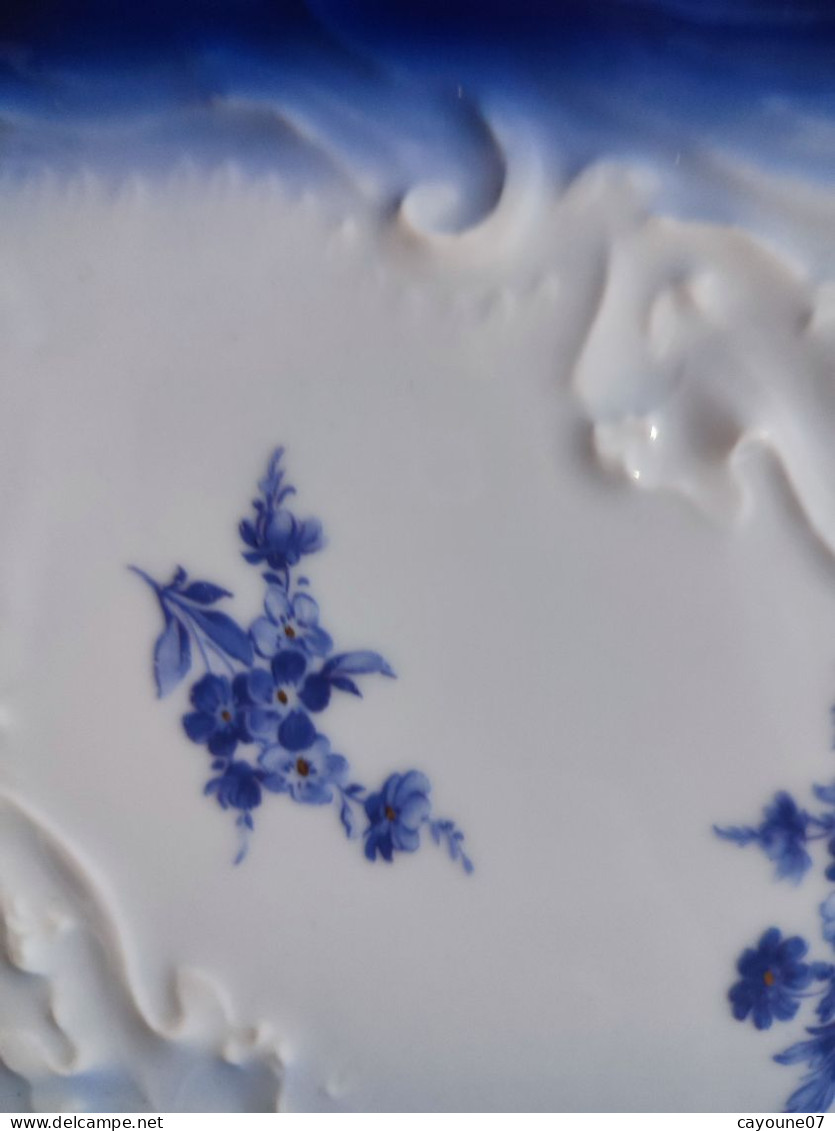 Tharaud porcelaine  de Limoges plat à cake bleu de four et fleurs dont roses