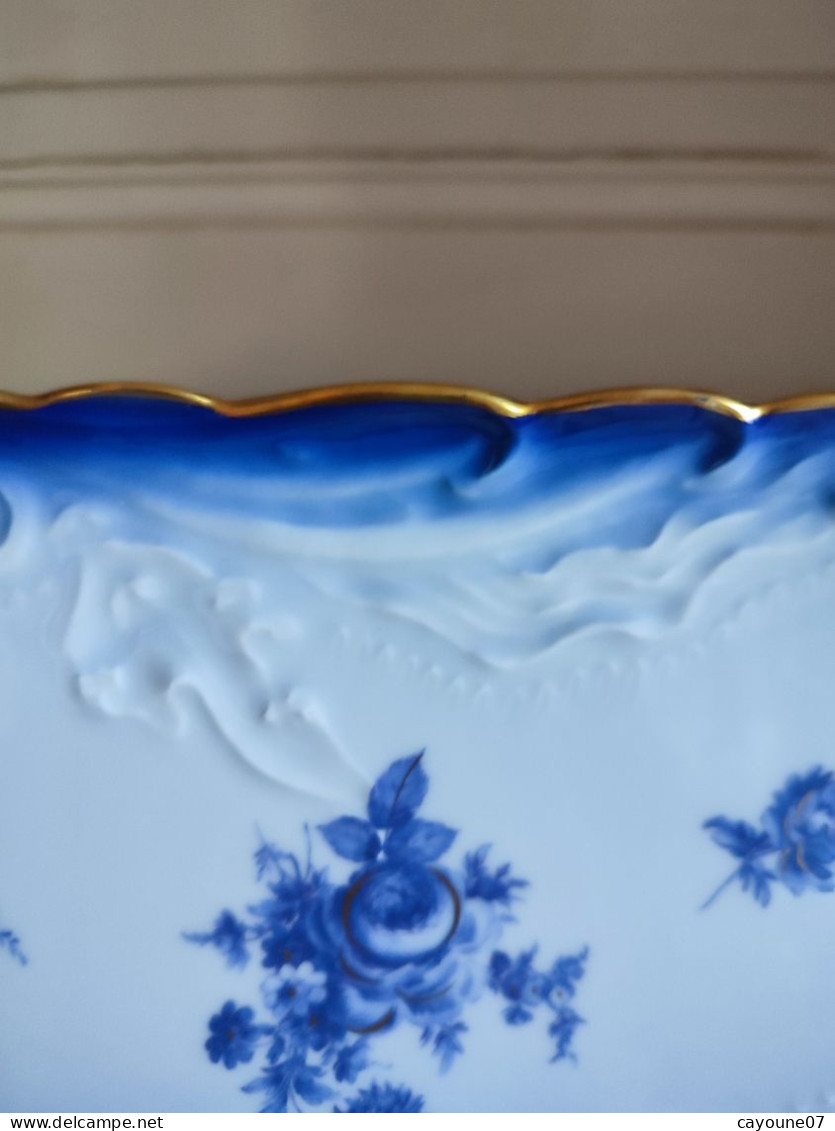 Tharaud porcelaine  de Limoges plat à cake bleu de four et fleurs dont roses