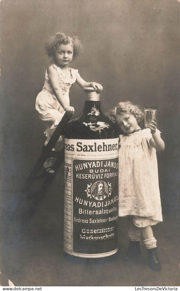 Publicité - Saxlehner - Deux Petites Filles Sur La Bouteille - Carte Postale Ancienne - Werbepostkarten