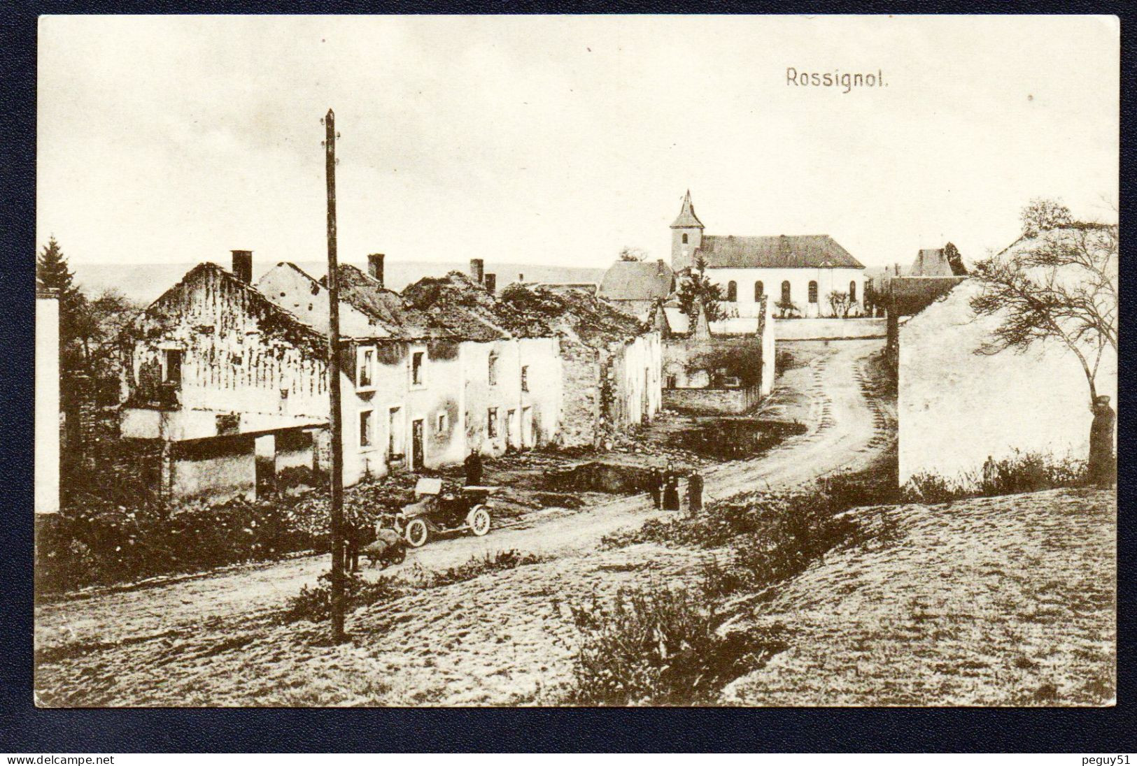 Rossignol ( Tintigny). Eglise St. Nicolas. Rue De L'église, Ruines, Passants Et Voiture Ancienne. (1914-18) - Tintigny