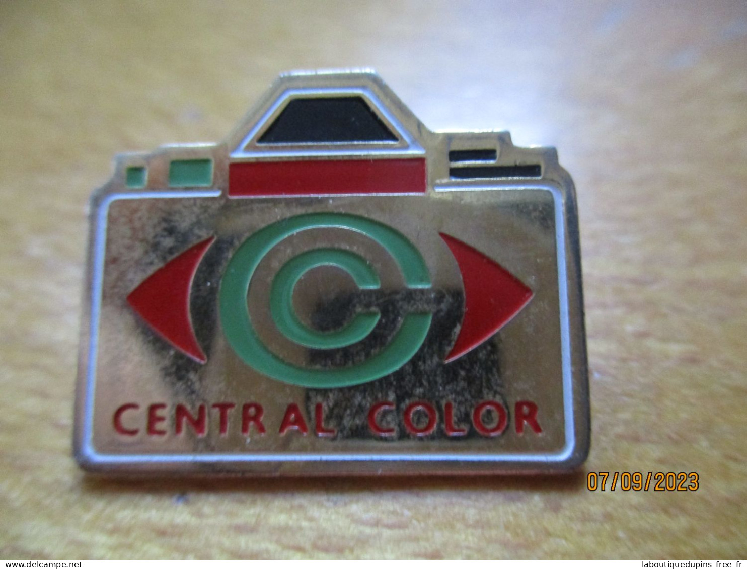 Lot 01 -- Pin's Appareil Photo Central Color -- Exclusif Sur Delcampe - Fotografia