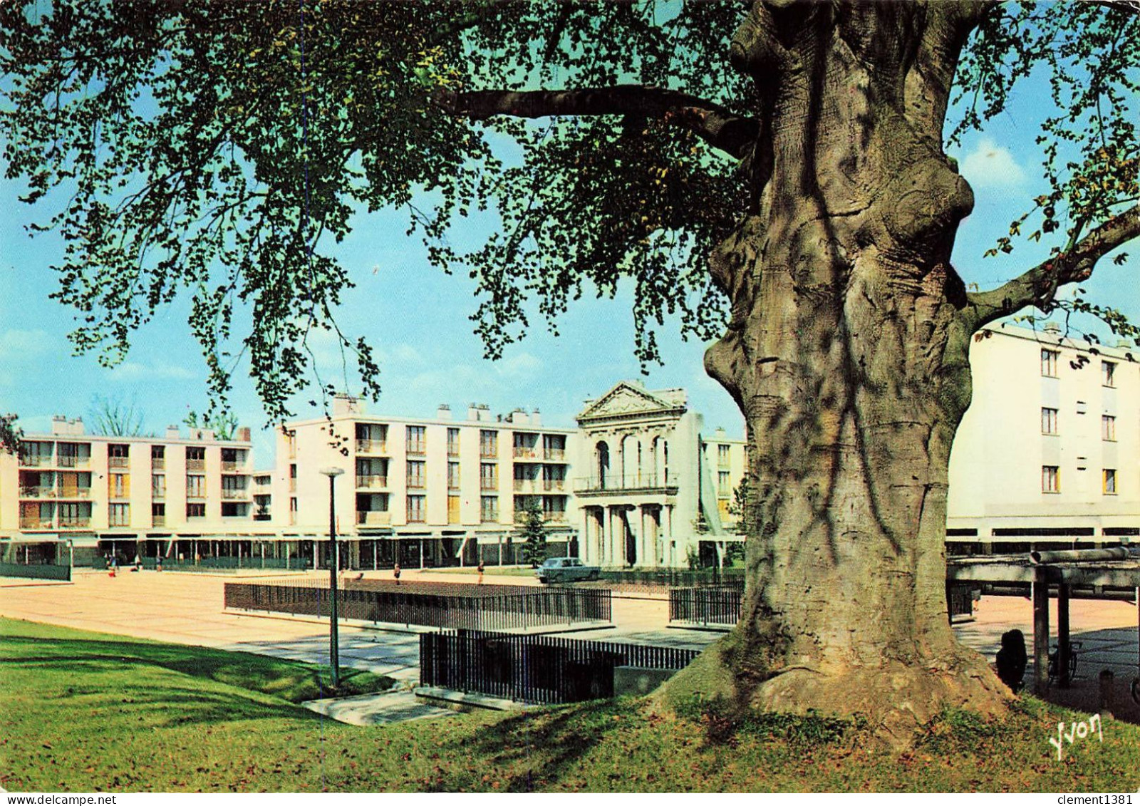 La Celle Saint Cloud Centre Commercial Beauregard 2 Place Du Comte De Bendern - La Celle Saint Cloud