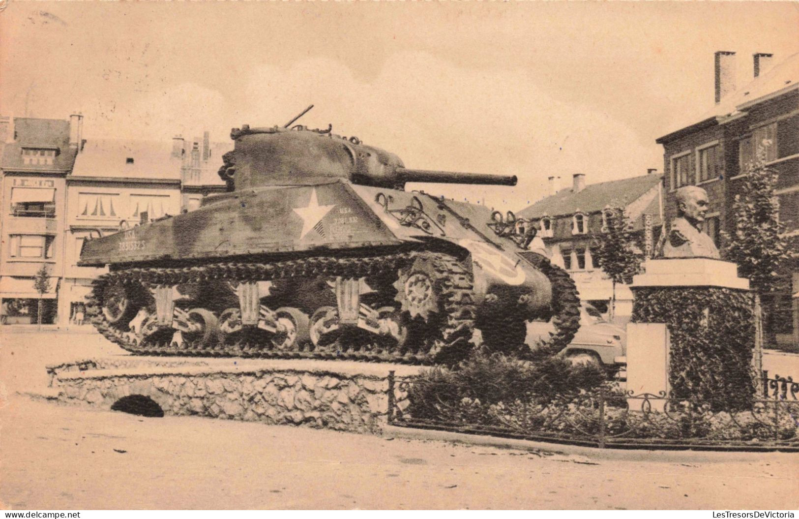 BELGIQUE  - Bastogne  - Le Tank Sur La Place Du Général Mac Auliffe - Carte Postale Ancienne - Bastogne