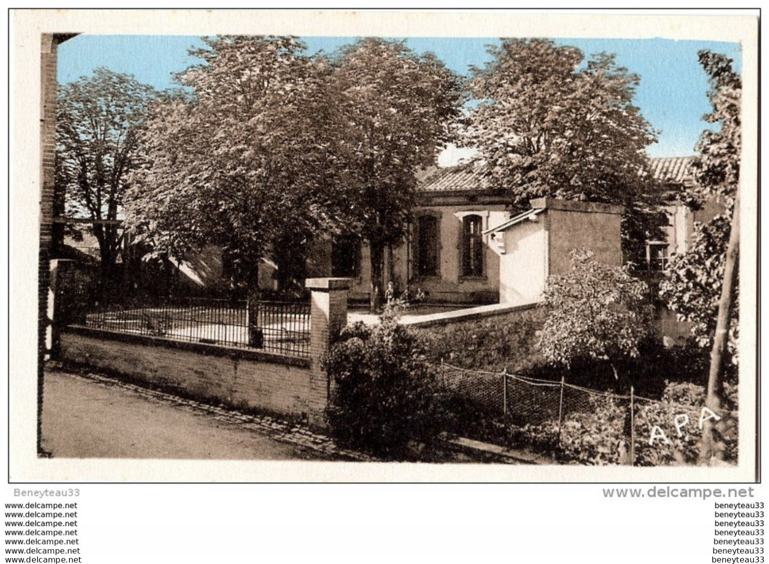 CPA (Réf : H572) 20. MONCLAR-de-QUERCY (TARN-et-GARONNE 82) École Des Filles. (animée) - Montclar De Quercy