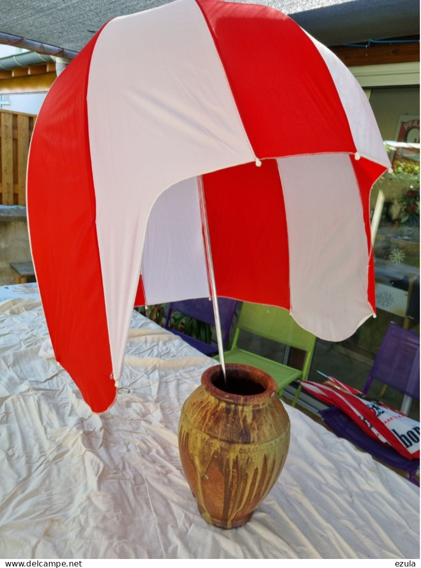 Parapluie  Cloche Ou Casque Très Original  Avec Son Fourreau- Hauteur 0.96 - Regenschirme