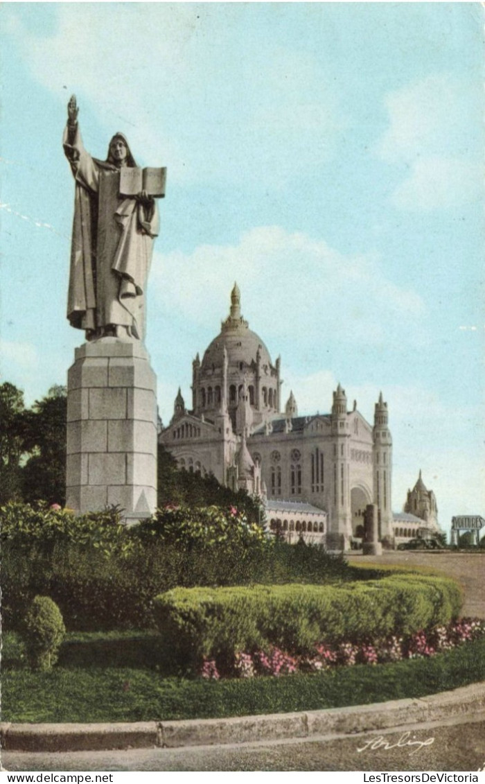 FRANCE - Lisieux - Statue De Sainte Thérèse Et La Basilque - Carte Postale - Lisieux