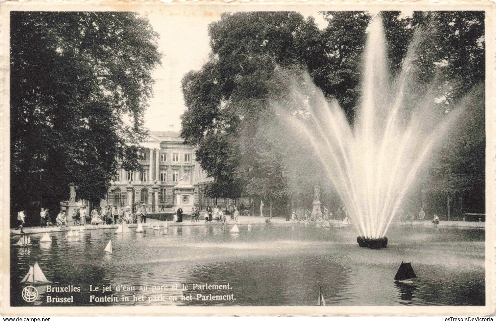 BELGIQUE - Bruxelles - Le Jet D'eau Au Parc Et Le Parlement - Carte Postale - Marktpleinen, Pleinen