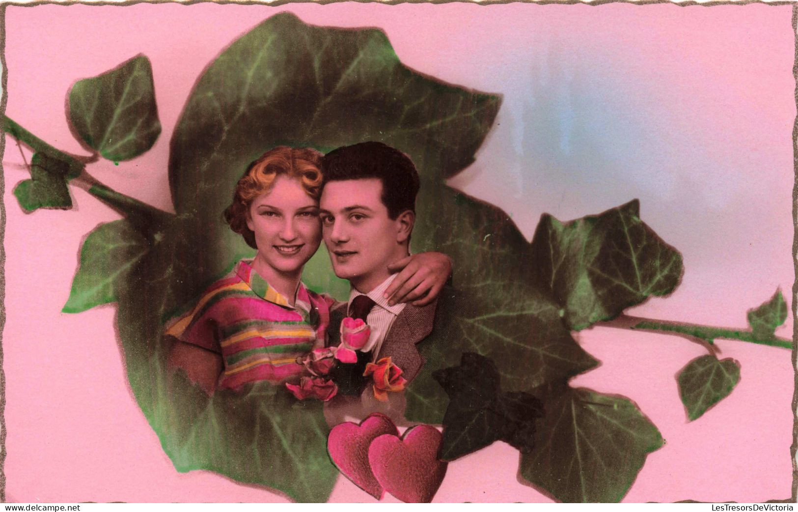 COUPLE - Portrait D'un Couple Sur Une Feuille De Vigne - Colorisé - Carte Postale Ancienne - Couples