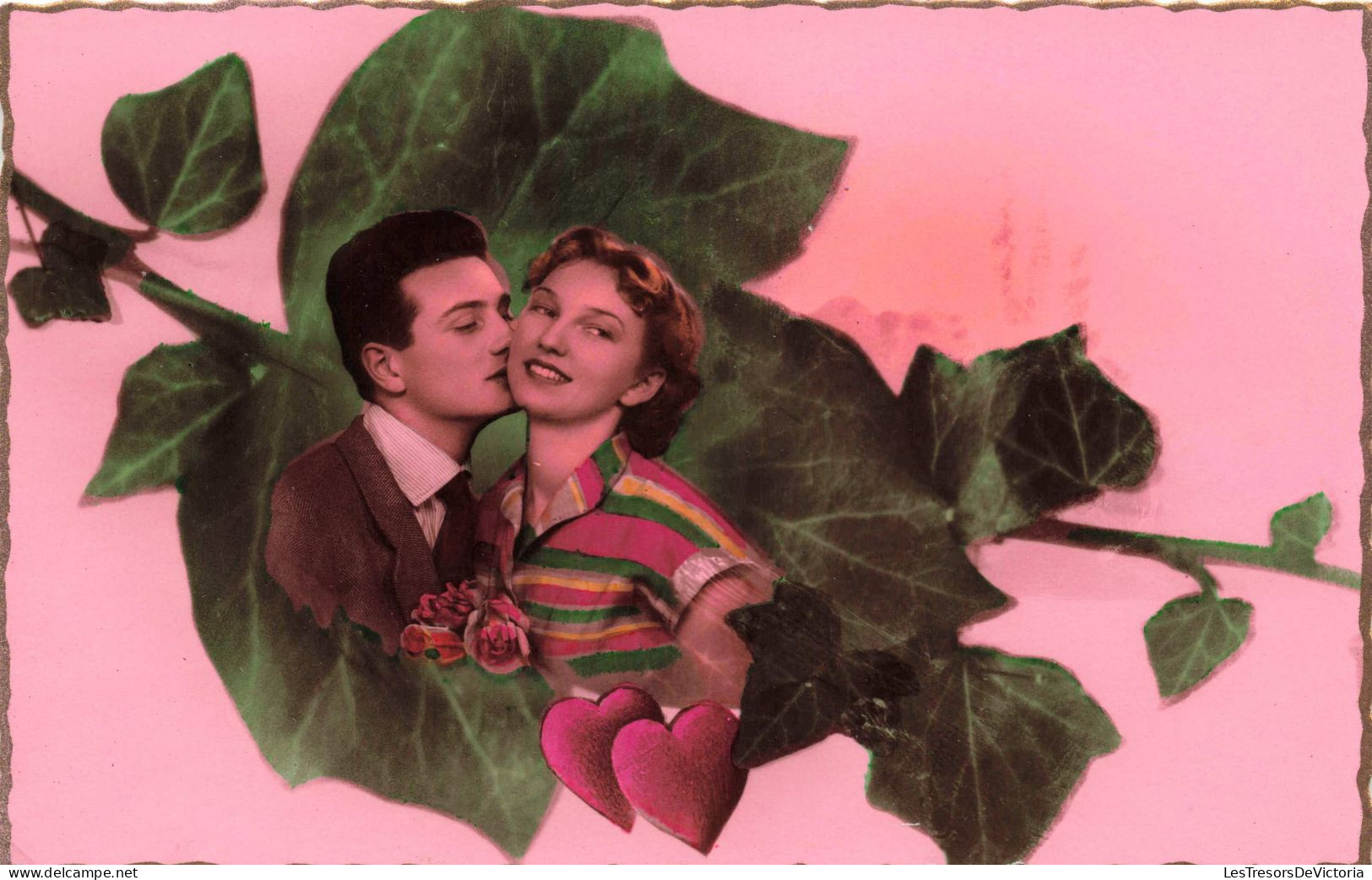 COUPLE - Portrait D'un Couple Sur Une Feuille De Vigne - Colorisé - Carte Postale Ancienne - Couples