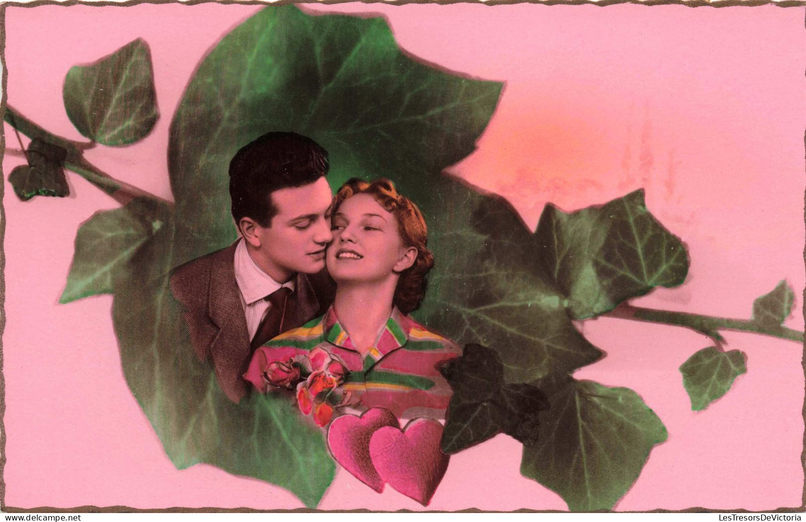 COUPLE - Portrait D'un Couple Sur Une Feuille De Vigne - Colorisé - Carte Postale Ancienne - Couples