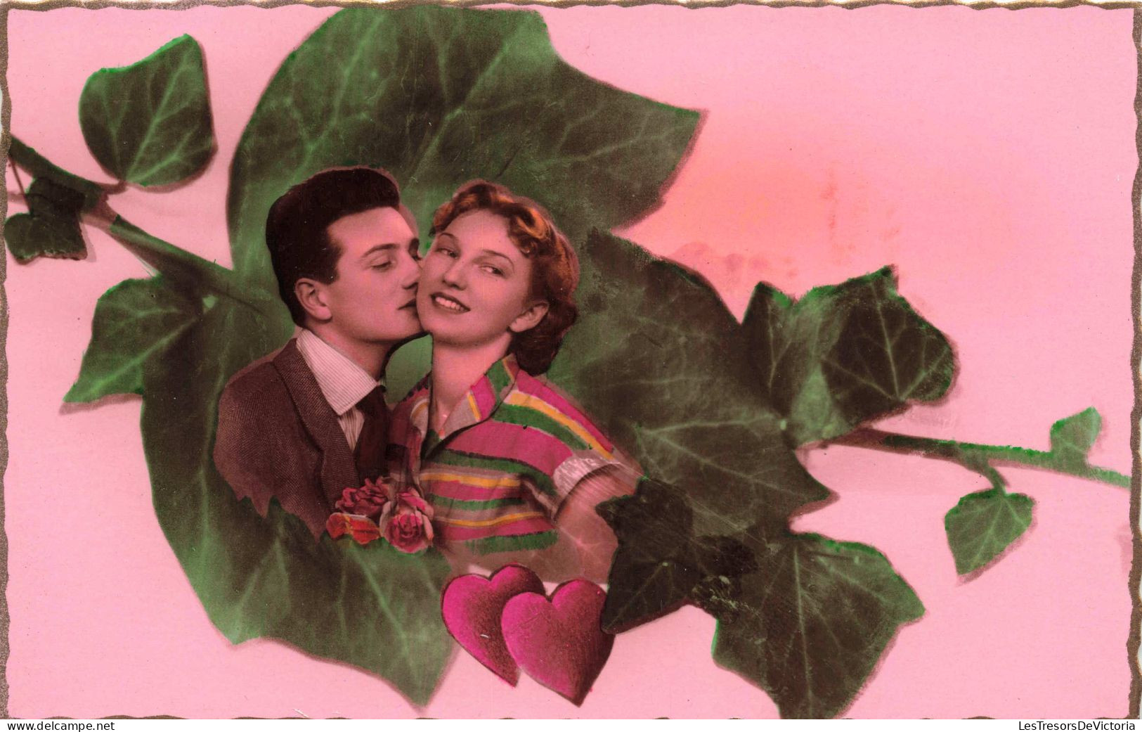 COUPLE - Portrait D'un Couple Sur Une Feuille De Vigne - Colorisé - Carte Postale Ancienne - Couples