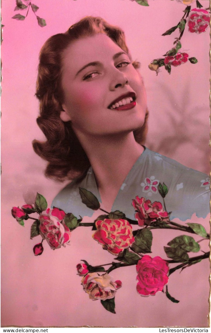 FANTAISIE - Femme - Une Femme Entourée De Roses - Colorisé - Carte Postale Ancienne - Femmes