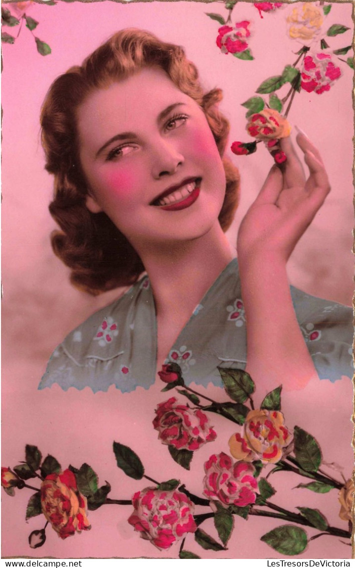 FANTAISIE - Femme - Une Femme Entourée De Roses - Colorisé - Carte Postale Ancienne - Femmes