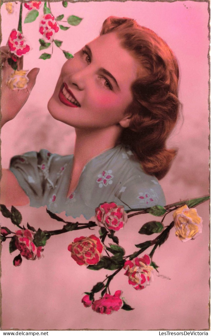 FANTAISIE - Femme - Une Femme Entourée De Roses - Colorisé - Carte Postale Ancienne - Femmes