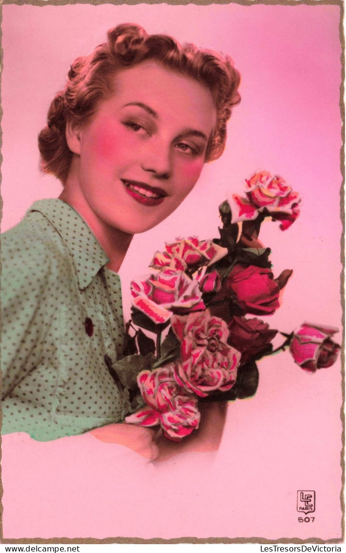 FANTAISIE - Femme - Une Femme Tenant Un Bouquet De Roses Portant Une Blouse à Pois - Colorisé - Carte Postale Ancienne - Femmes