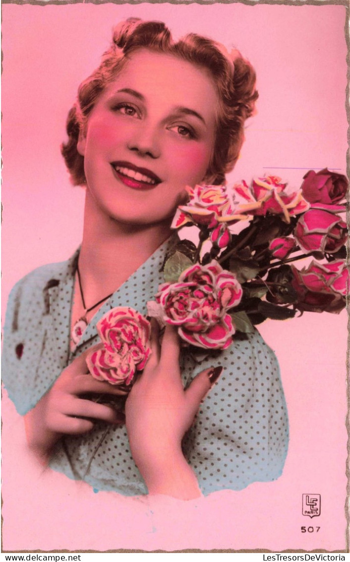 FANTAISIE - Femme - Une Femme Tenant Un Bouquet De Roses Portant Une Blouse à Pois - Colorisé - Carte Postale Ancienne - Femmes