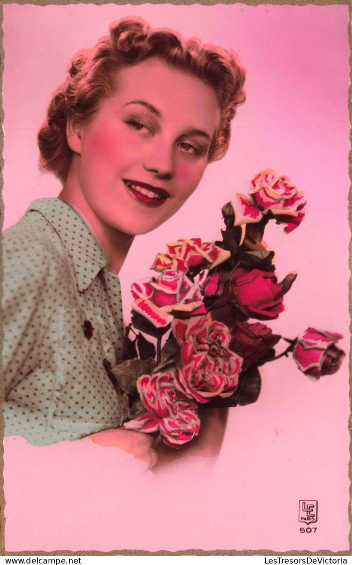 FANTAISIE - Femme - Une Femme Tenant Un Bouquet De Roses Portant Une Blouse à Pois - Colorisé - Carte Postale Ancienne - Femmes