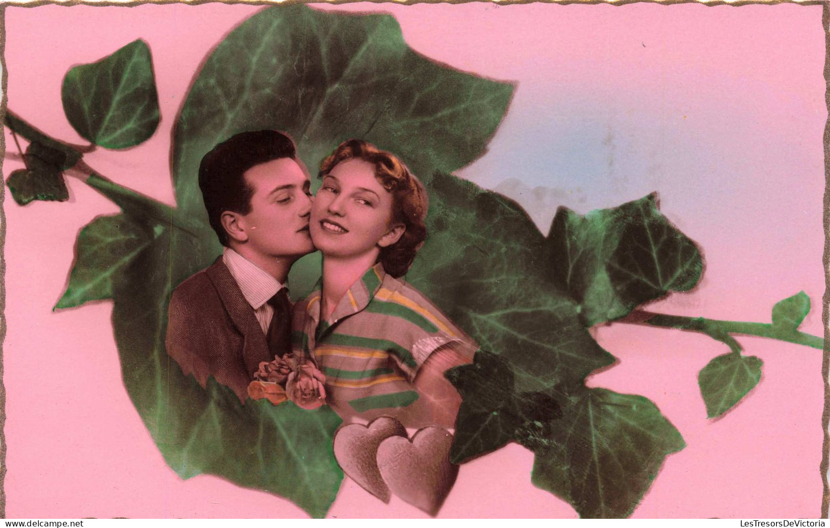 COUPLE - Portrait D'un Couple Sur Une Feuille De Vigne - Colorisé - Carte Postale Ancienne - Couples