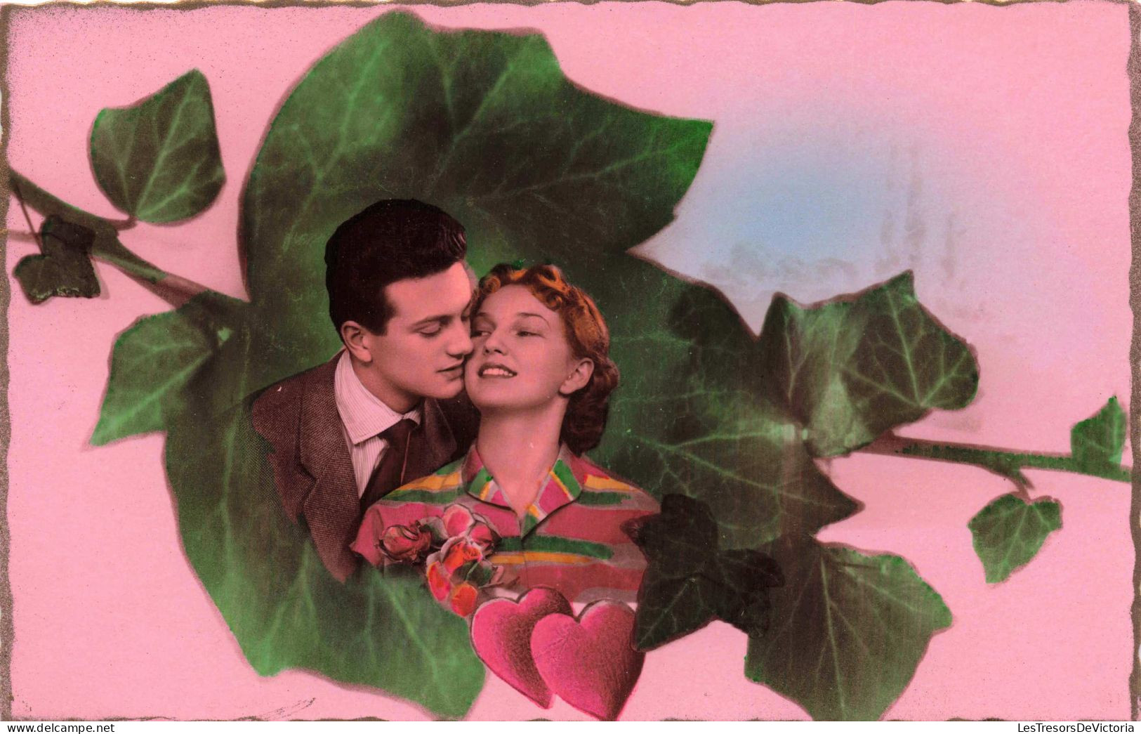 COUPLE - Portrait D'un Couple Sur Une Feuille De Vigne - Colorisé - Carte Postale Ancienne - Koppels