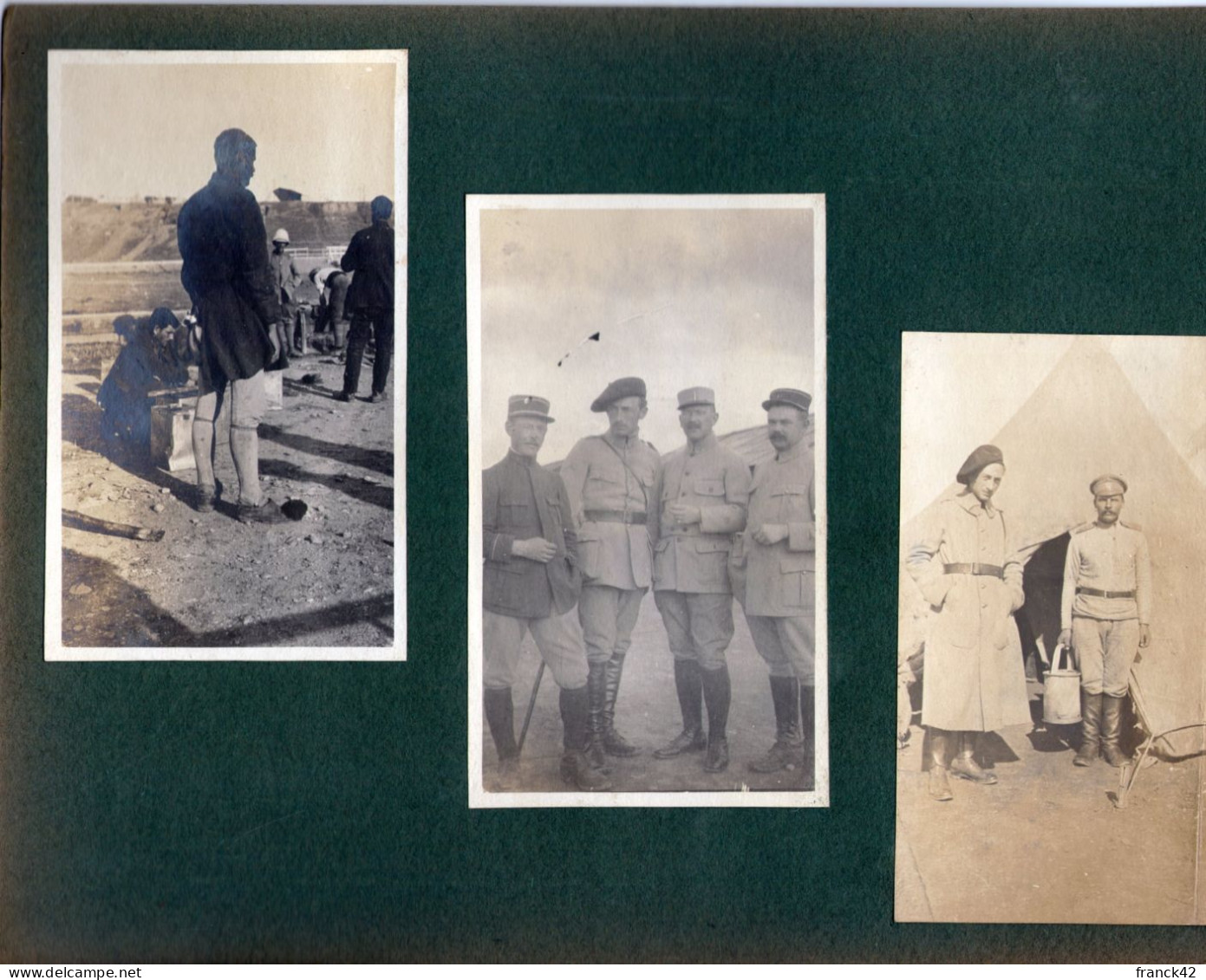 6 Petites Photos Collées Sur Carton Format A5. Soldats, Barbier Et Pope - 1914-18