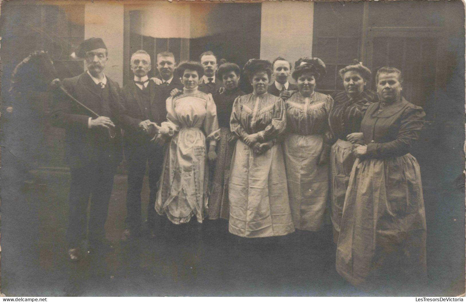 CARTE PHOTO - Portrait - Des Femmes Avec Leurs Maris - Carte Postale Ancienne - Attelages