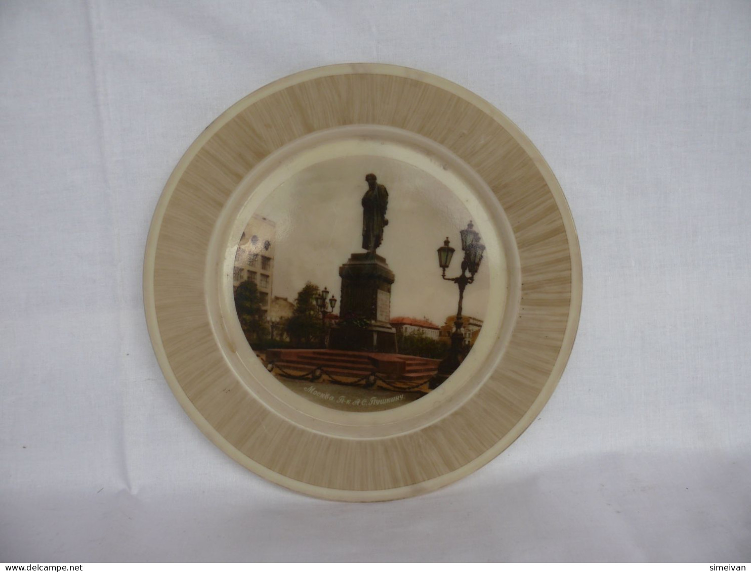 Vintage Soviet USSR Plastic Dish Souvenir Plate Moscow Pushkin Monument #1571 - Plato