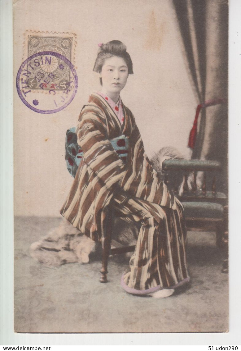 Chine / China Cachet Tientsin I.J.P.A. 1905 Avec Timbre Japon Sur CPA Précurseur Geisha Assise (?) - Briefe U. Dokumente