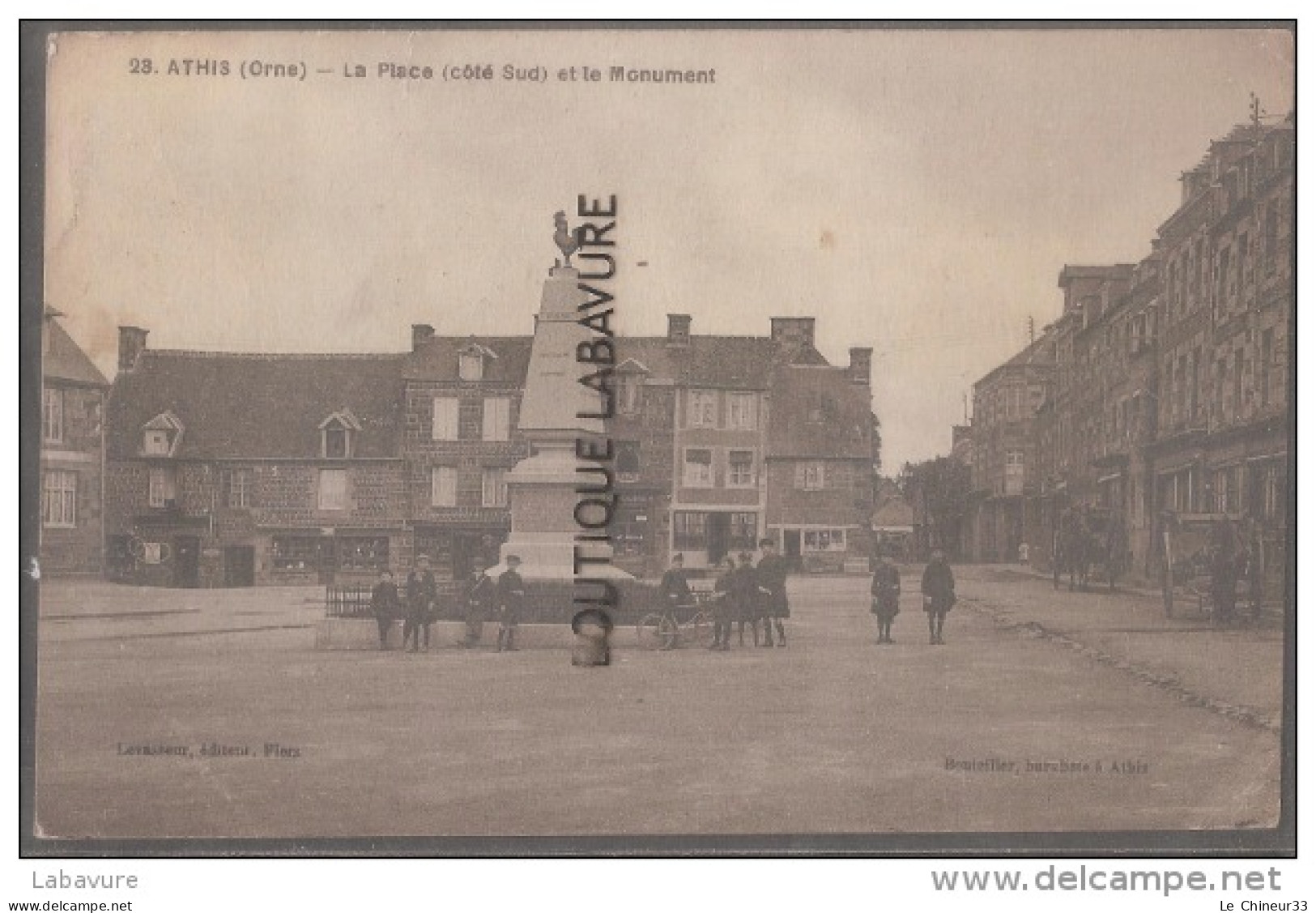 61 - ATHIS -La Place (coté Sud ) Et Le Monument- Coq Sur Le Monument-----belle Animation - Athis De L'Orne