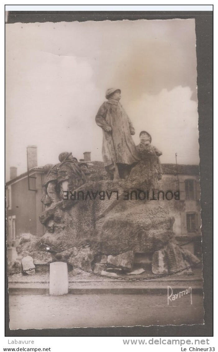 85 - SAINTE HERMINE--Le Monument De Clemenceau--cpsm  Pf - Sainte Hermine