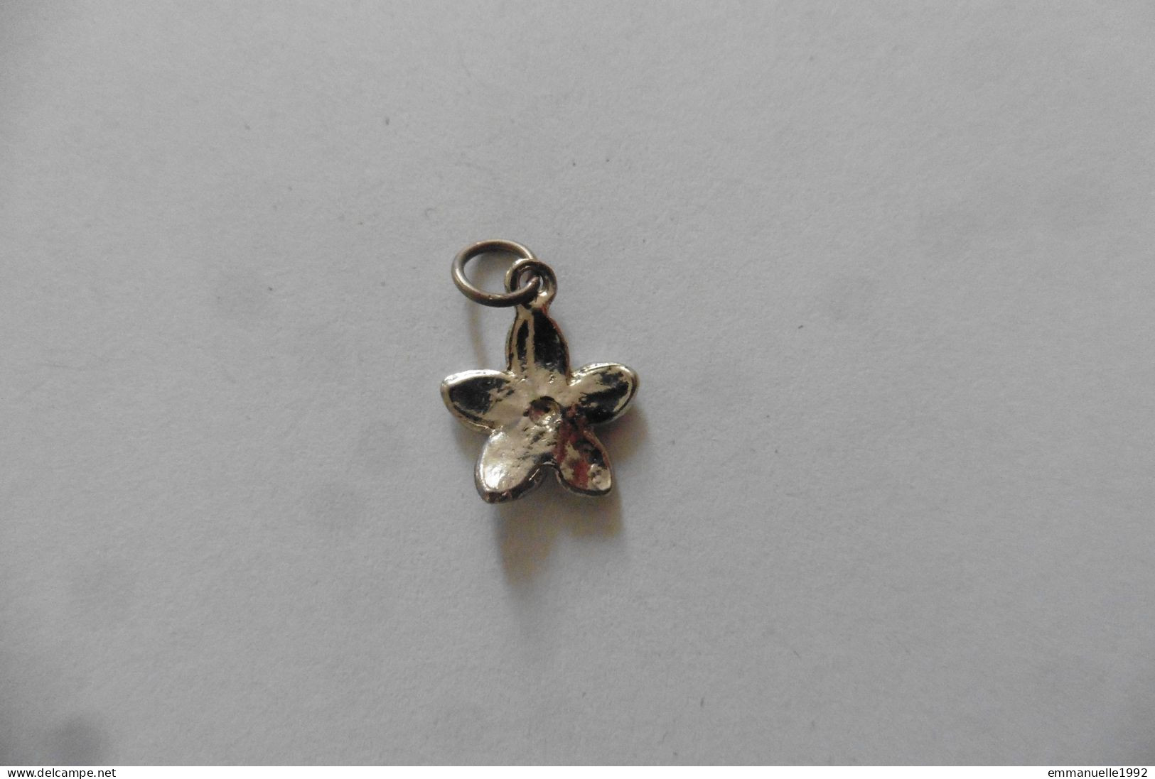 Petit Pendentif Ou Breloque De Bracelet Lucky Charm Fleur En Métal Argenté Et émail Blanc - Anhänger