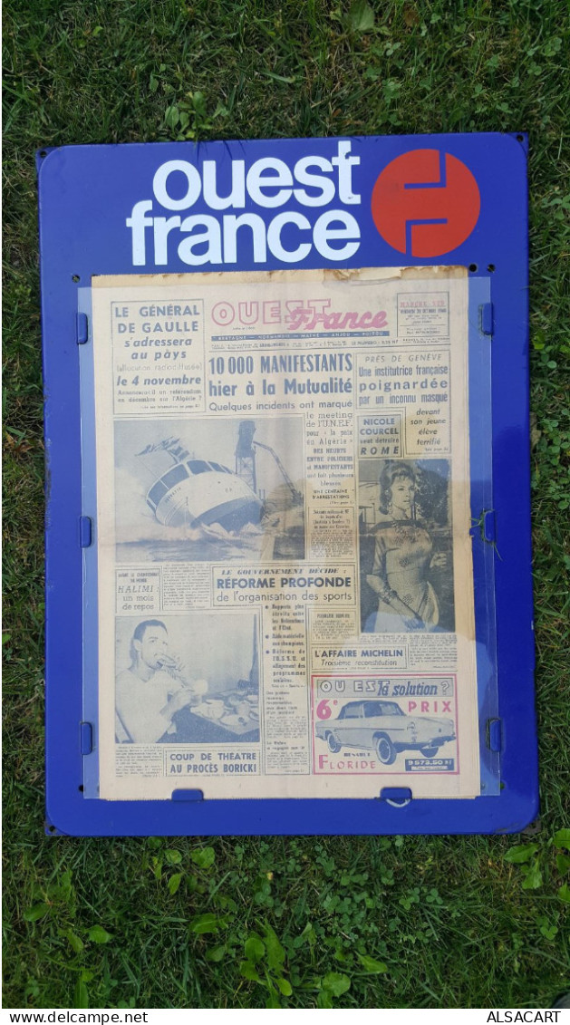 Plaque émaillée Ouest France , Avec Le Journal  , Environs 1970 - Plaques émaillées (après 1960)