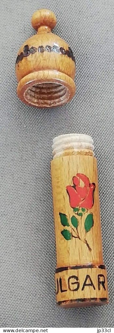 Bulgarie : Petit étui à Parfum En Bois En Forme De Tour Avec Miniature "Rose" à L'intérieur - Non Classificati