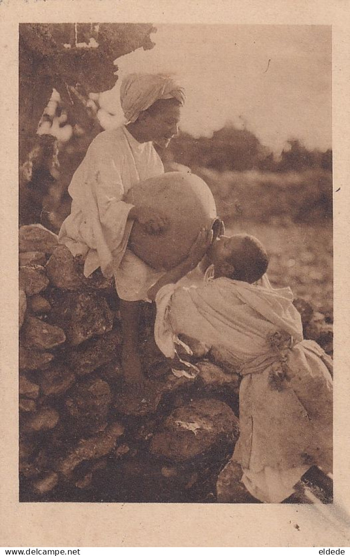 Boy Giving Drink To Other From A Giant Pottery . Enorme Poterie Abreuvoir  Hauser Menet Madrid Ortiz Echague El Rif - Sahara Occidental