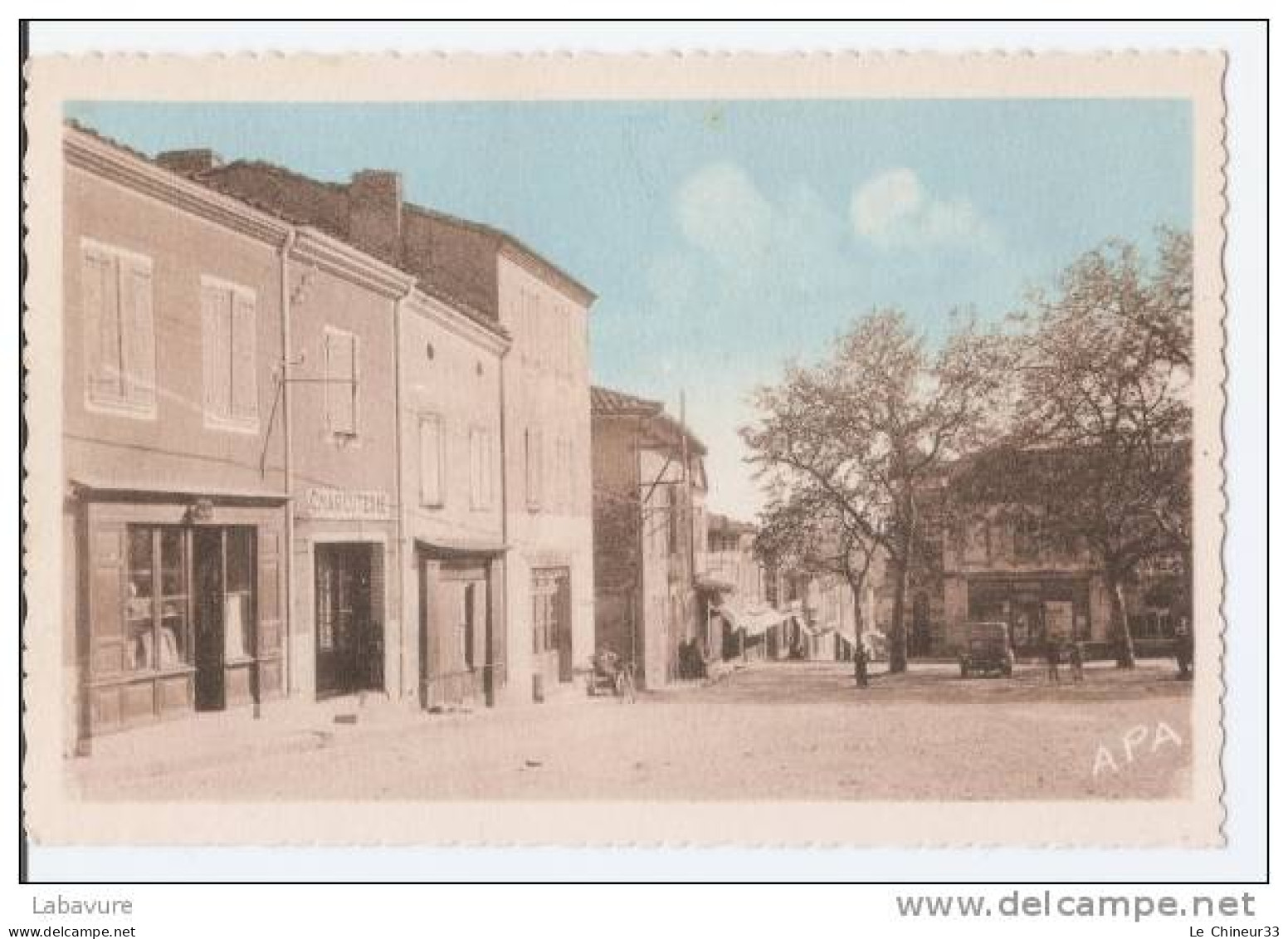 82----MONTCLAR DE QUECY..............PLACE DU MARCHE...COMMERCES....VOITURES - Montclar De Quercy