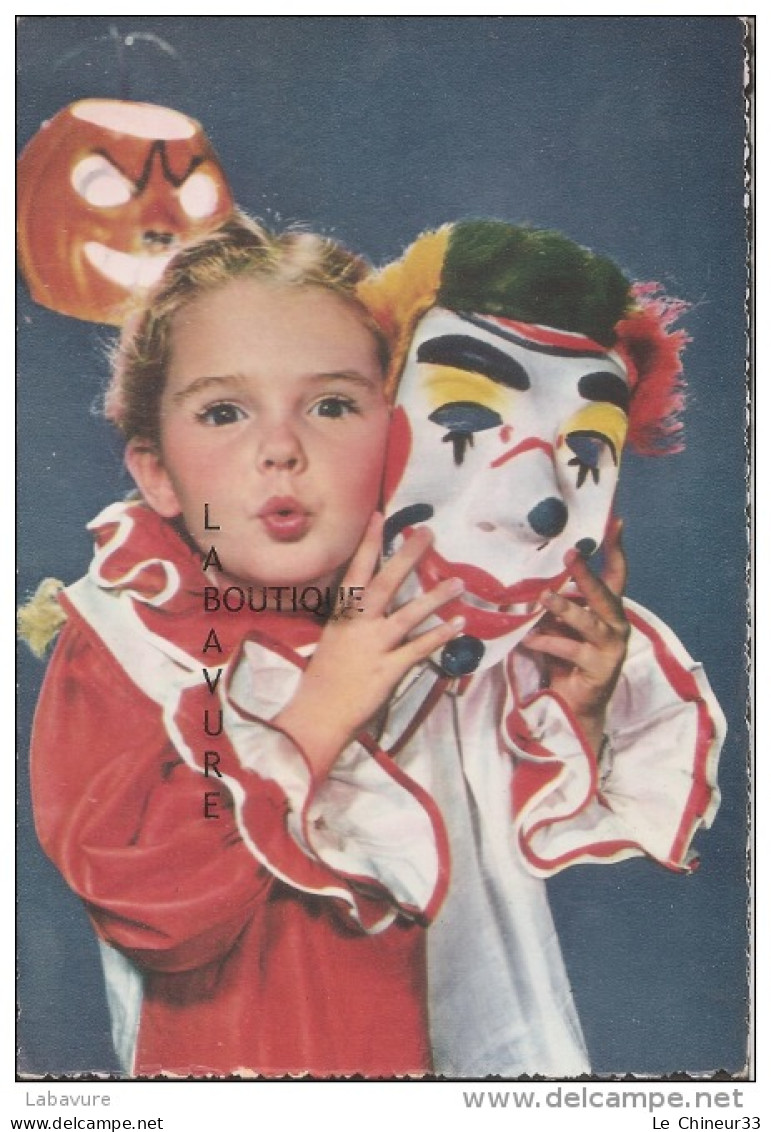 Petite Fille Avec Masque De Clown Et Citrouille Halloween - Halloween