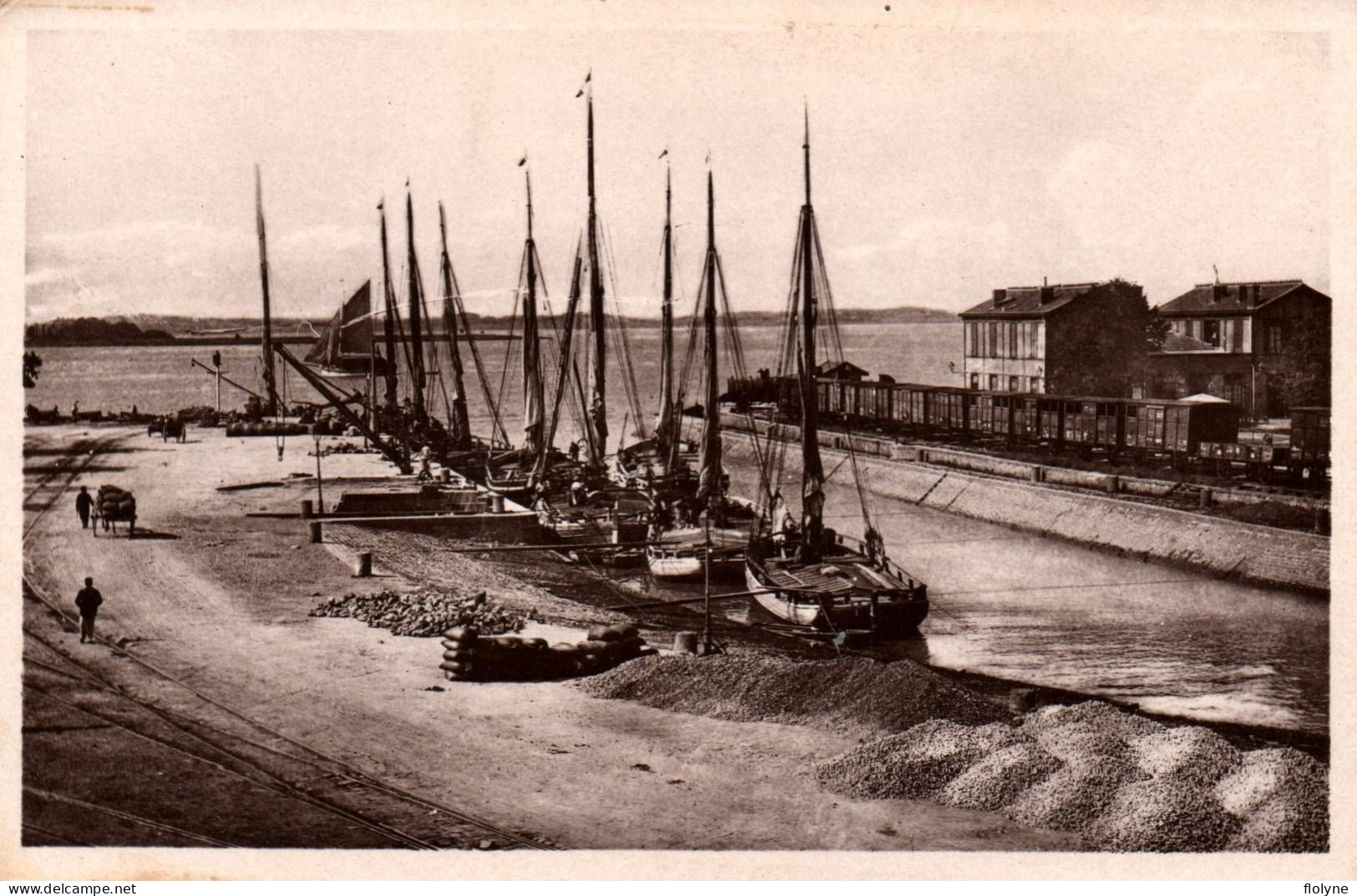 Blaye - Le Port , La Gare Et L'ile Pâté - Wagons , La Ligne De Chemin De Fer - Blaye