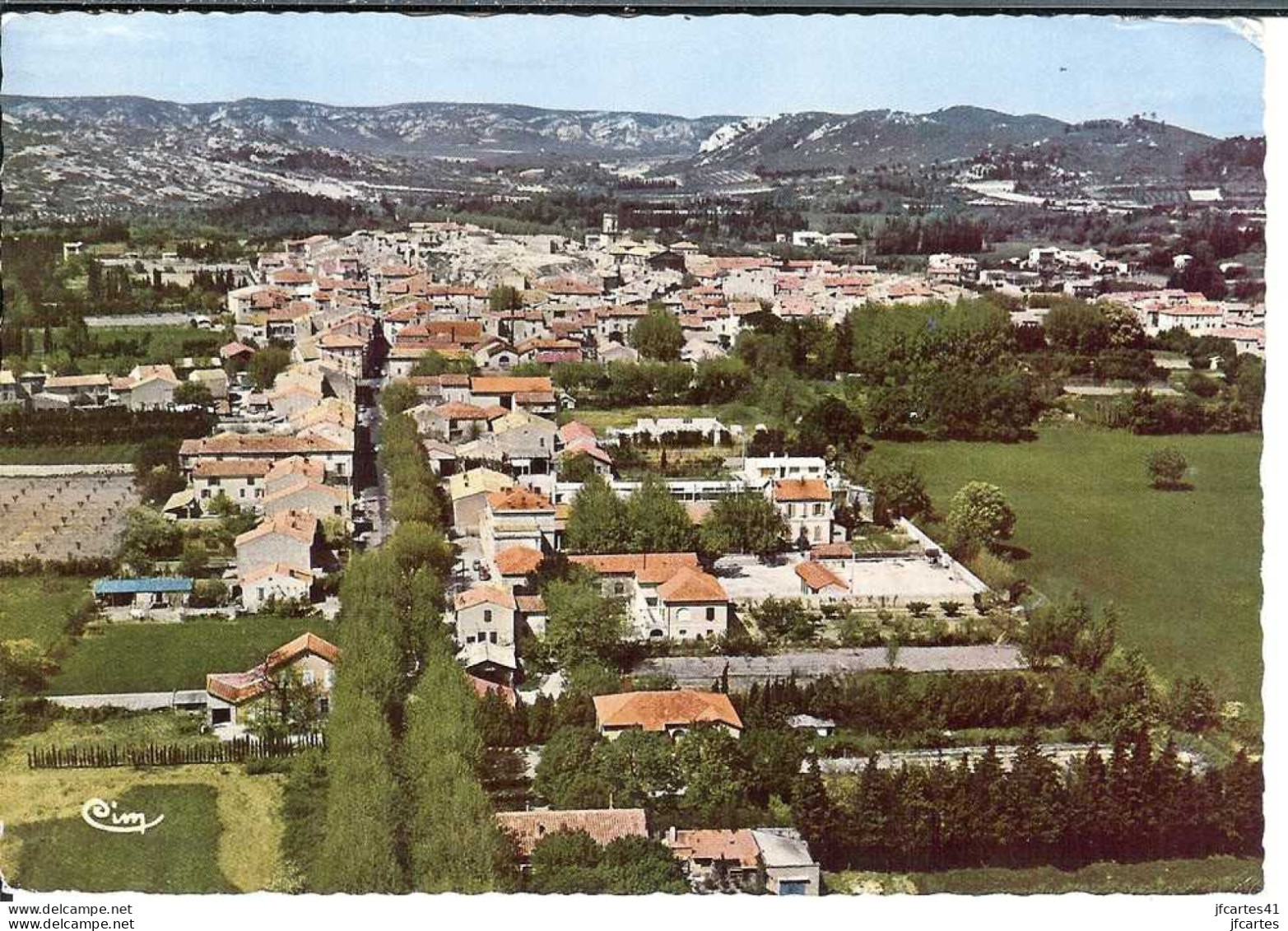 13 - EYGUIERES - Vue Générale Aérienne - Dans Le Fond, La Chaîne Des Alpilles - Semi-Moderne - Gd Format - Eyguieres