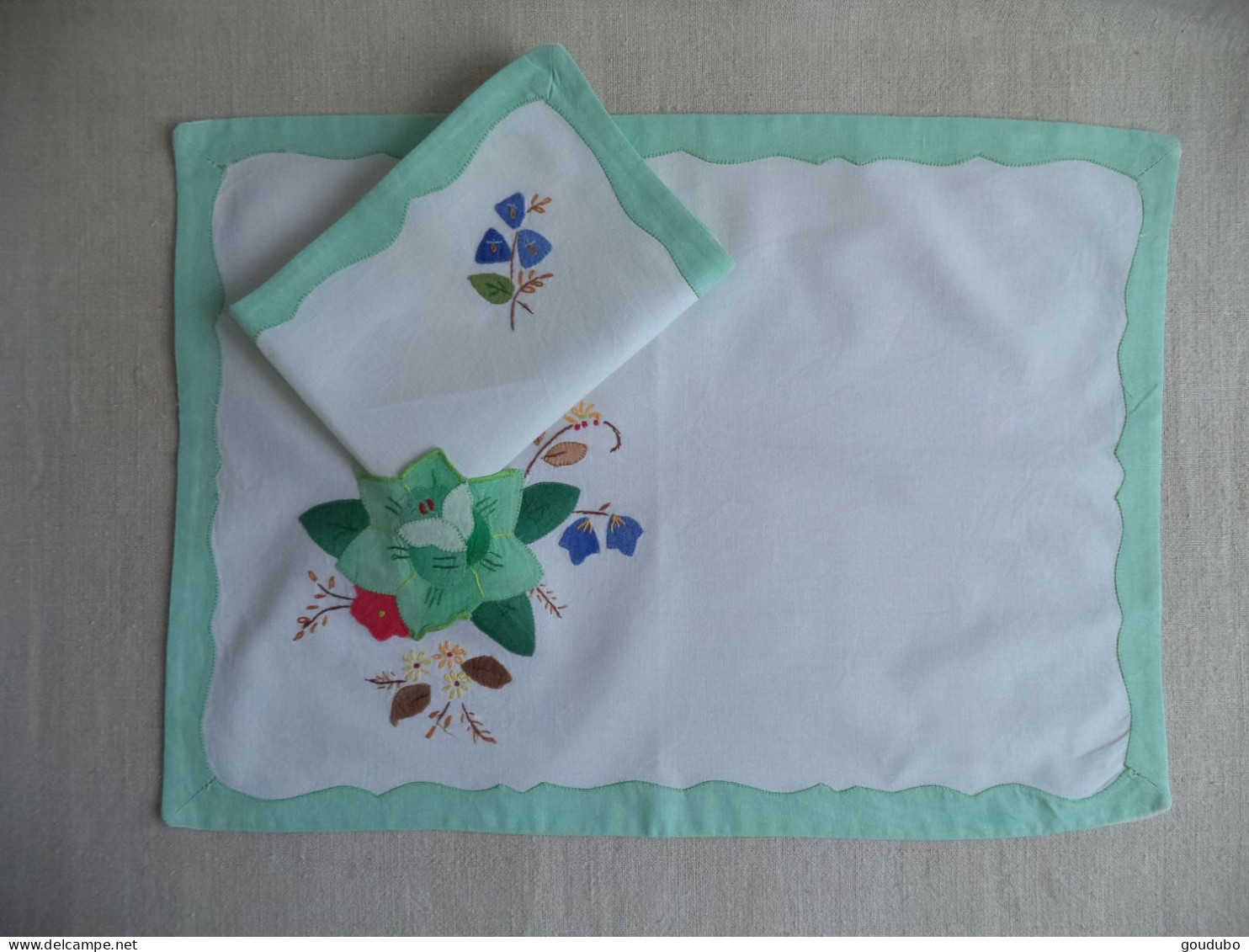 Napperons Duo Set De Table Serviette Composition Fleur Et Entour Tissu Ton Dominant Vert. - Tischdecken/Servietten