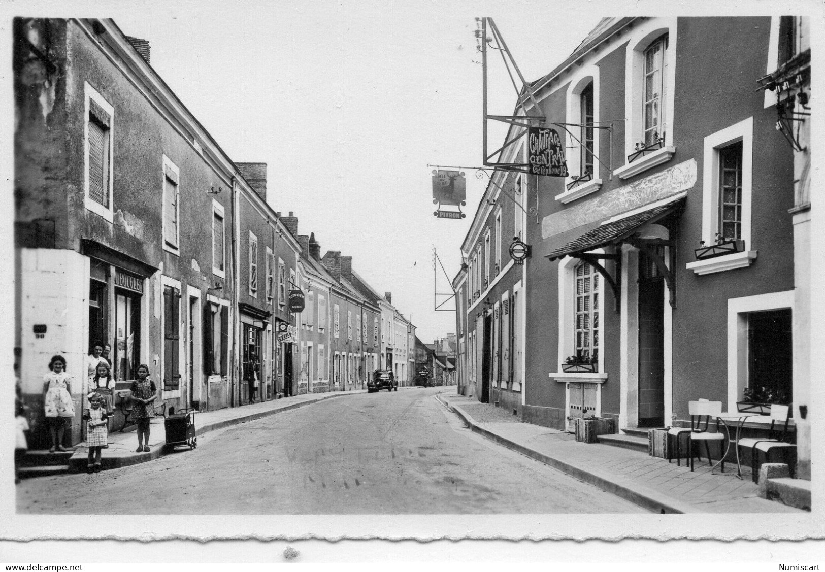 Brulon Animée Rue Charles-Barreau Avec Petites Filles Commerces Voiture - Brulon