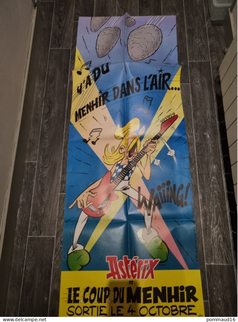 Grande Affiche Astérix Et Le Coup Du Menhir - Affiches & Posters