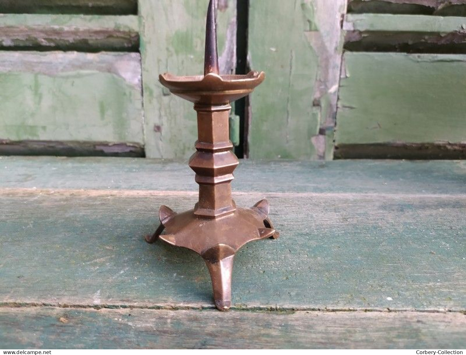 Ancien Petit Bougeoir Pique Cierge Haute Époque Bronze - Candelabri E Candelieri