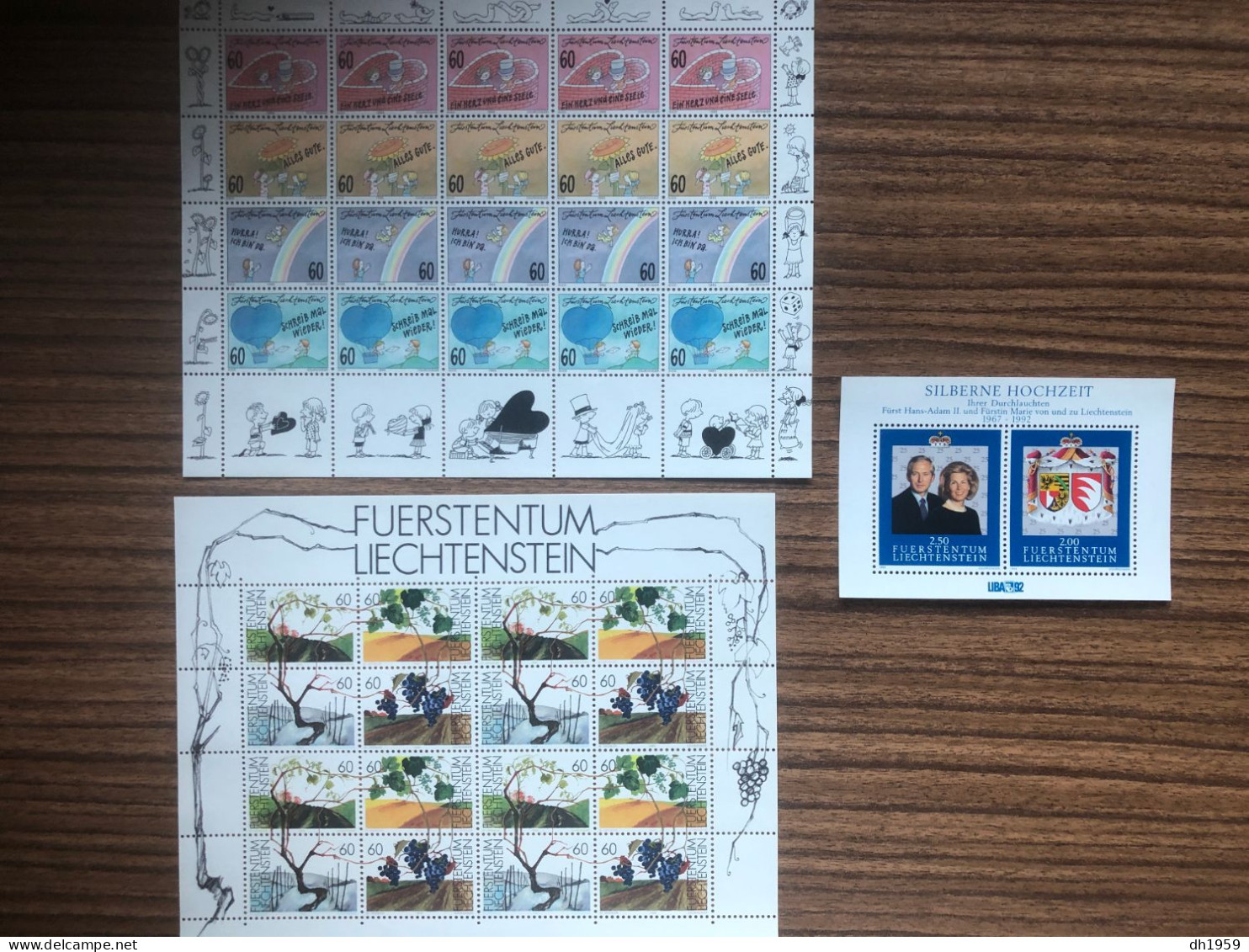 LOT DE 84 BLOCS DE QUATRE + 4 FEUILLETS LIECHTENSTEIN + sachet timbres divers