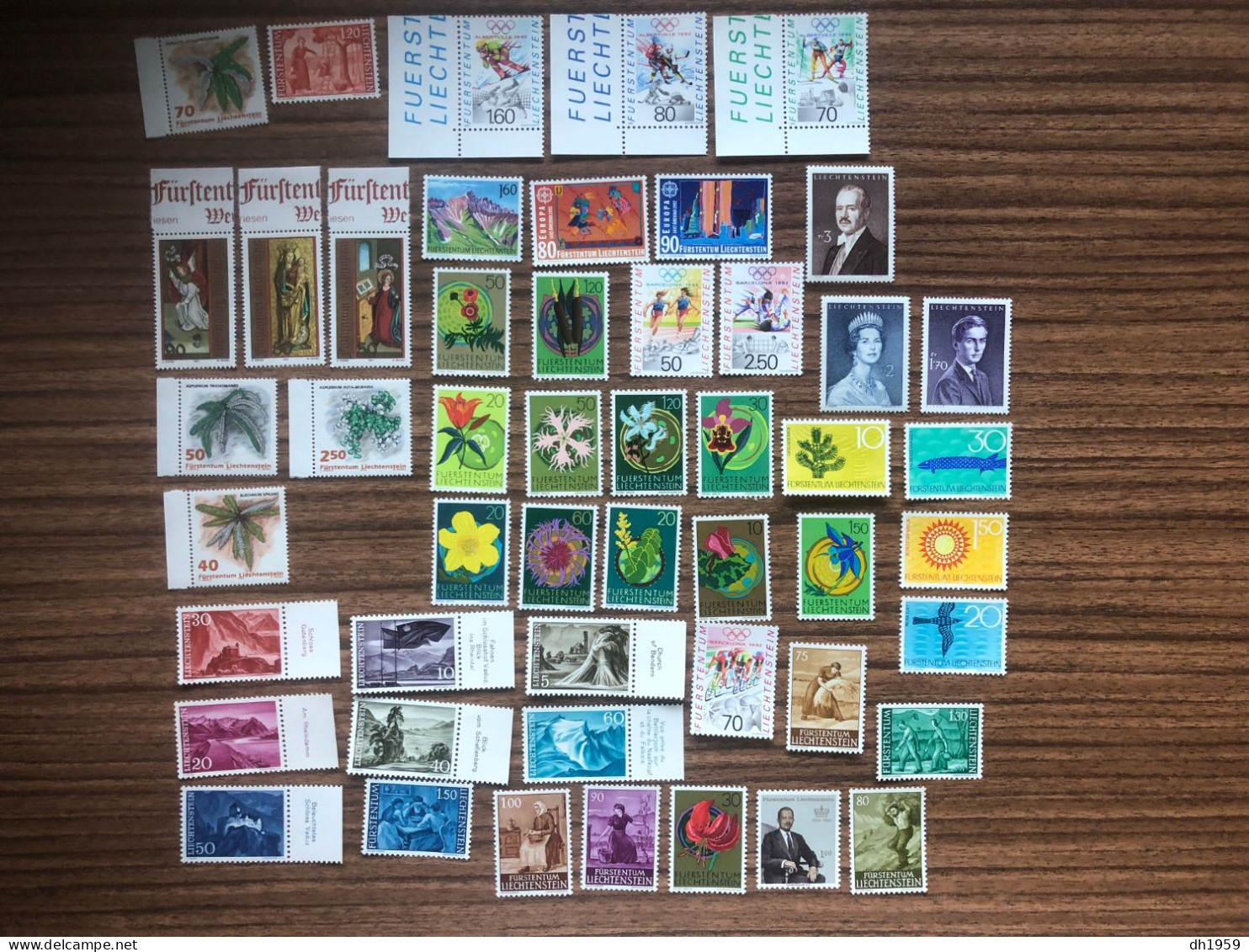 LOT DE 84 BLOCS DE QUATRE + 4 FEUILLETS LIECHTENSTEIN + sachet timbres divers