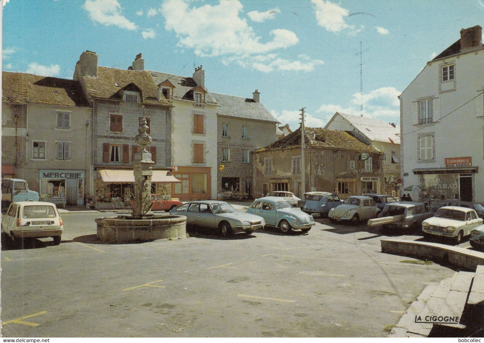 AUMONT-AUBRAC (Lozère): La Place (parking Véhicules) - Aumont Aubrac