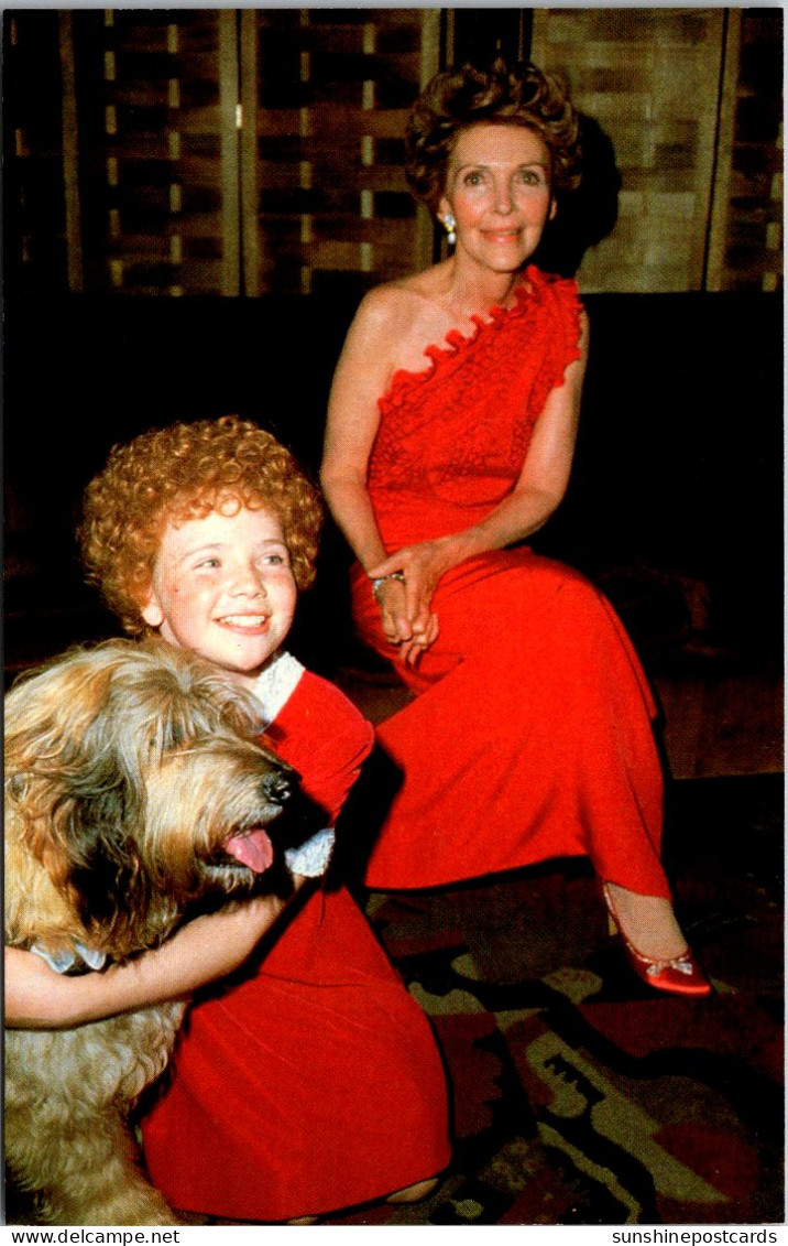 Nancy Reagan And Aileen Quinn Of "Annie" With Her Dog Sandy - Présidents