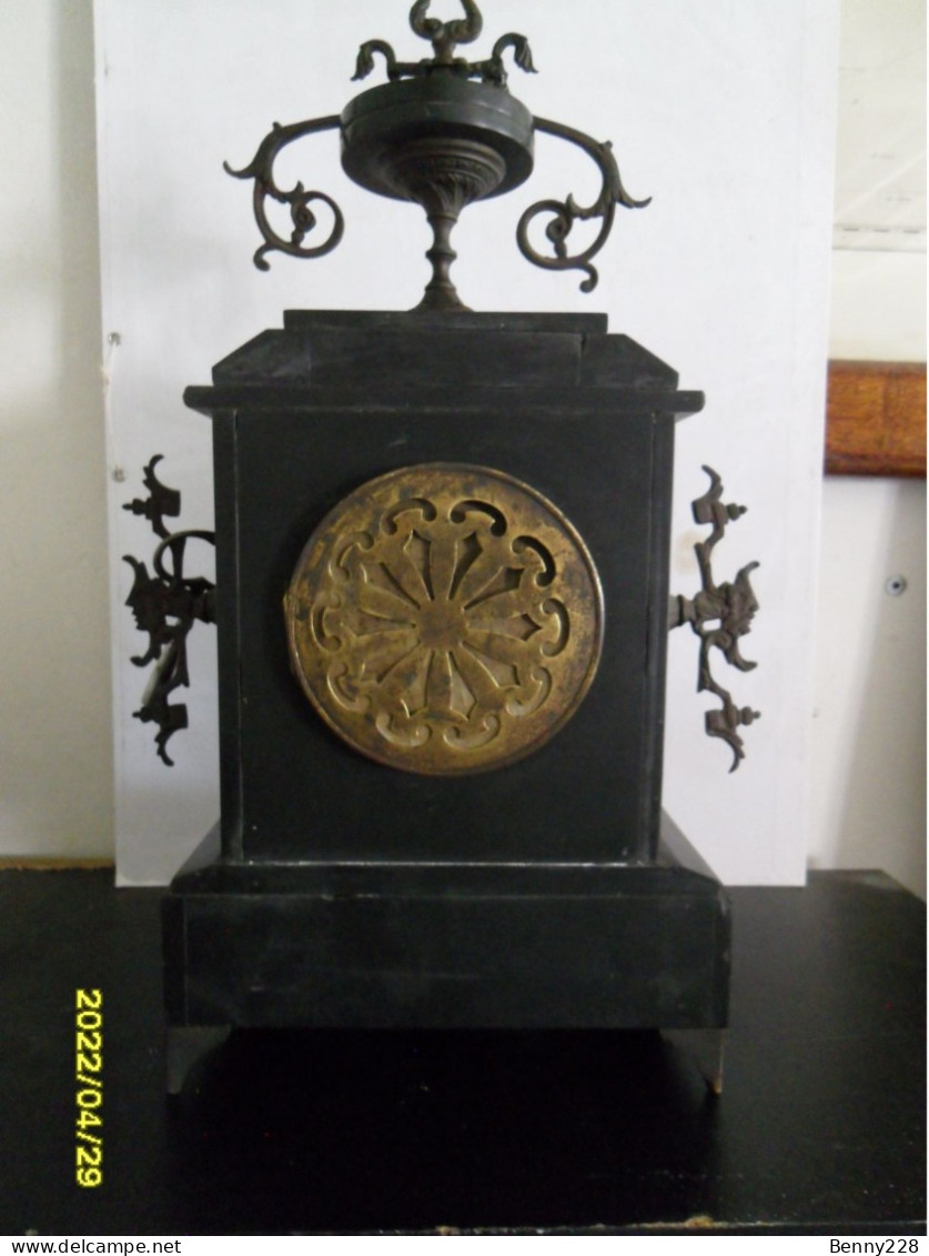 Horloge Napoléon III Sur Socle En Marbre Noir Et Rose, En TBE - Wanduhren