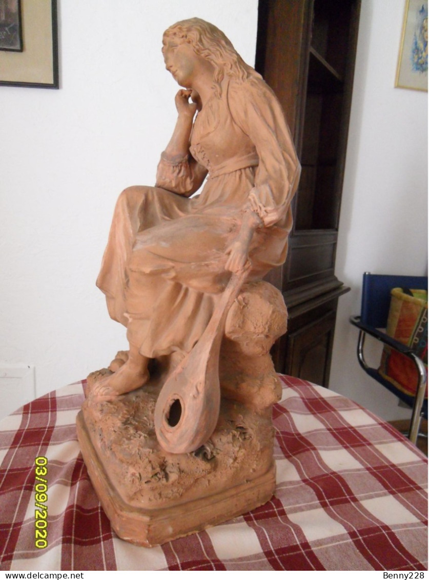 Sculpture En Terre Cuite, Femme Assise, Joueuse De Mandoline, Signée Et Numérotée - Sonstige & Ohne Zuordnung