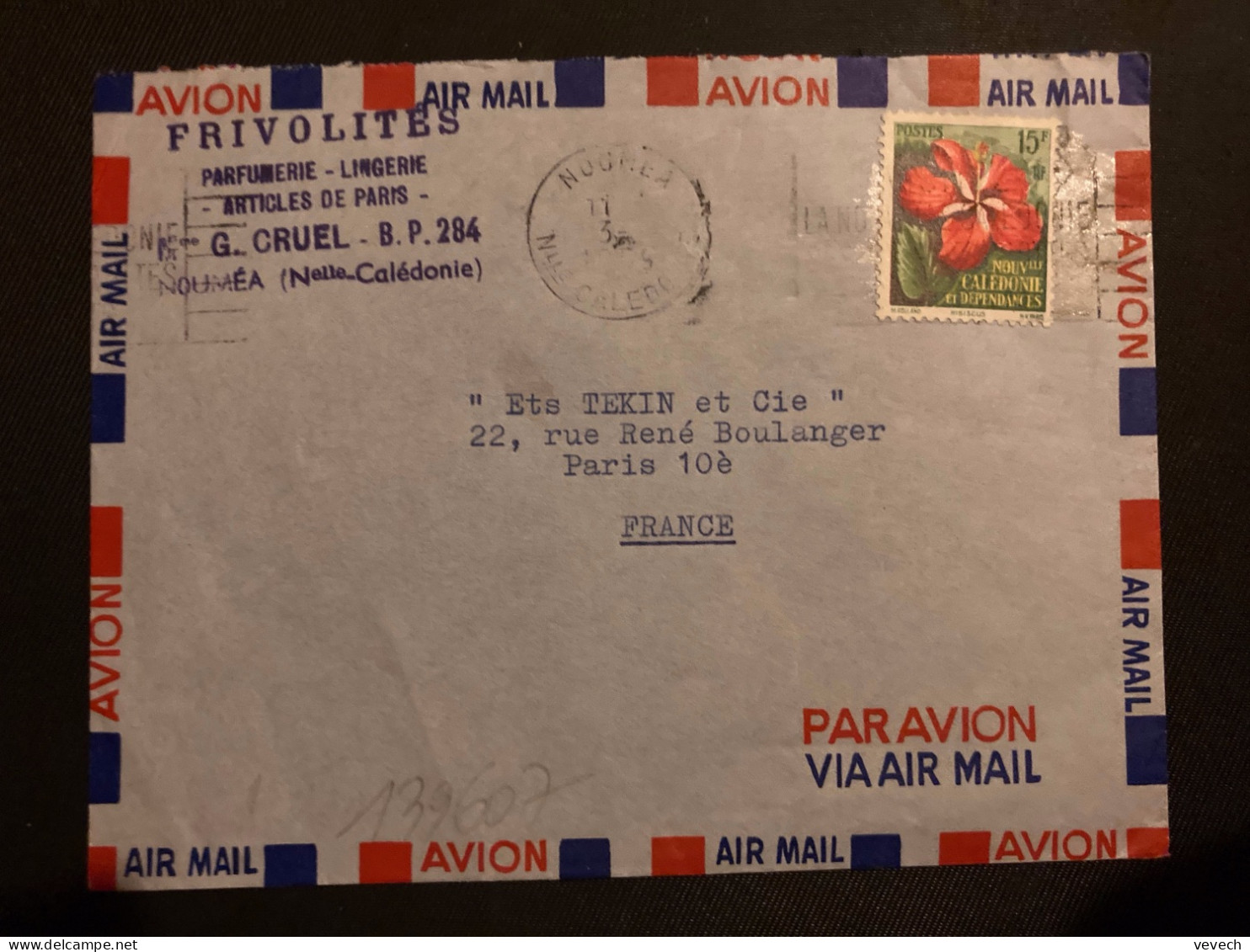 LETTRE Par Avion Pour La FRANCE TP FLEUR HIBISCUS 15F OBL.MEC.3-? 1959 NOUMEA + FRIVOLITES PARFUMERIE - Cartas & Documentos